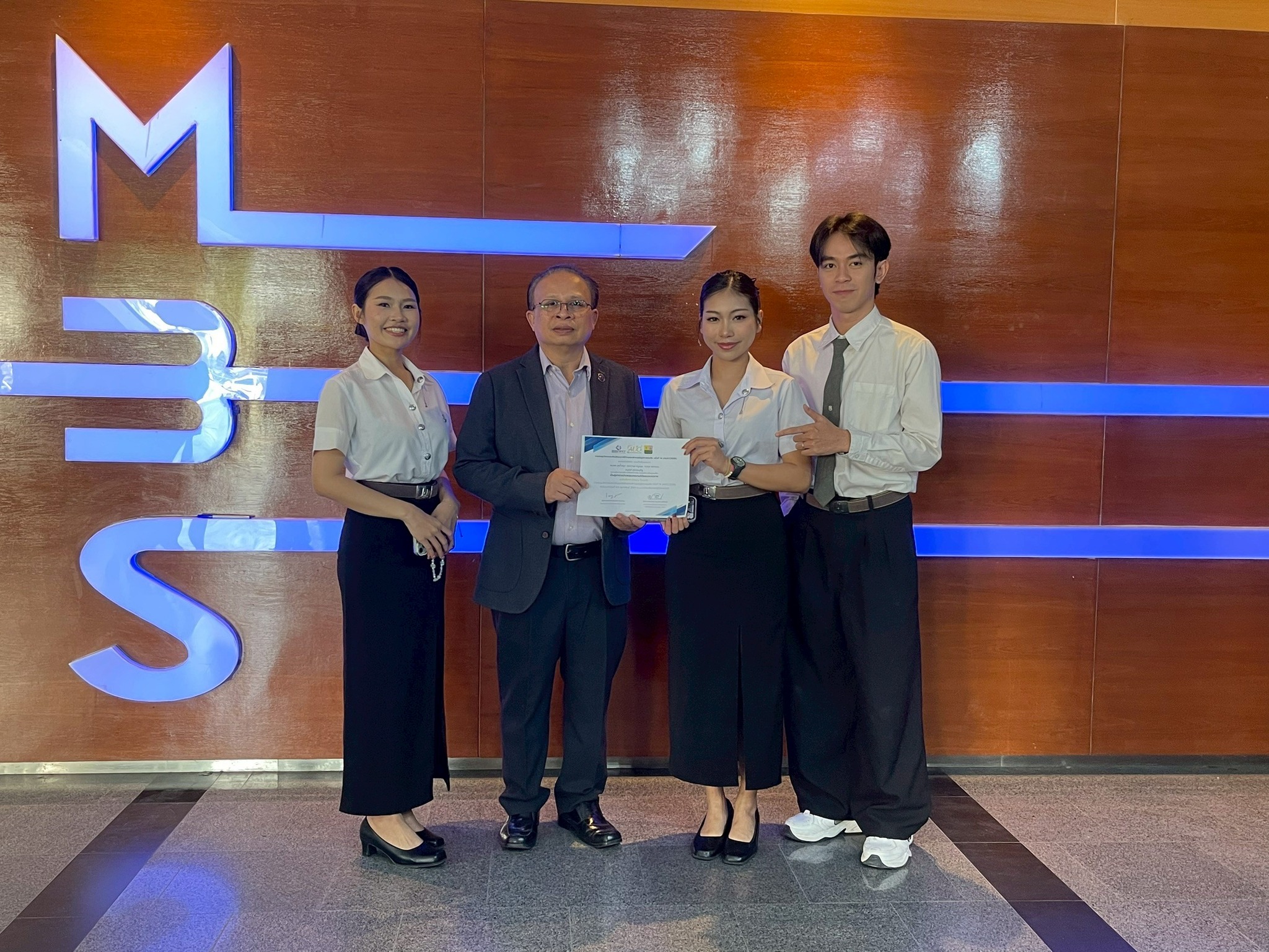 คณบดี MBS แสดงความยินดีกับคณาจารย์และนิสิต คณะการบัญชีและการจัดการ มหาวิทยาลัยมหาสารคามที่ได้รับรางวัลจากการแข่งขันการประชุมวิชาการระดับปริญญาตรีด้านคอมพิวเตอร์ภูมิภาคเอเชีย ครั้งที่ 14 (AUCC2026)