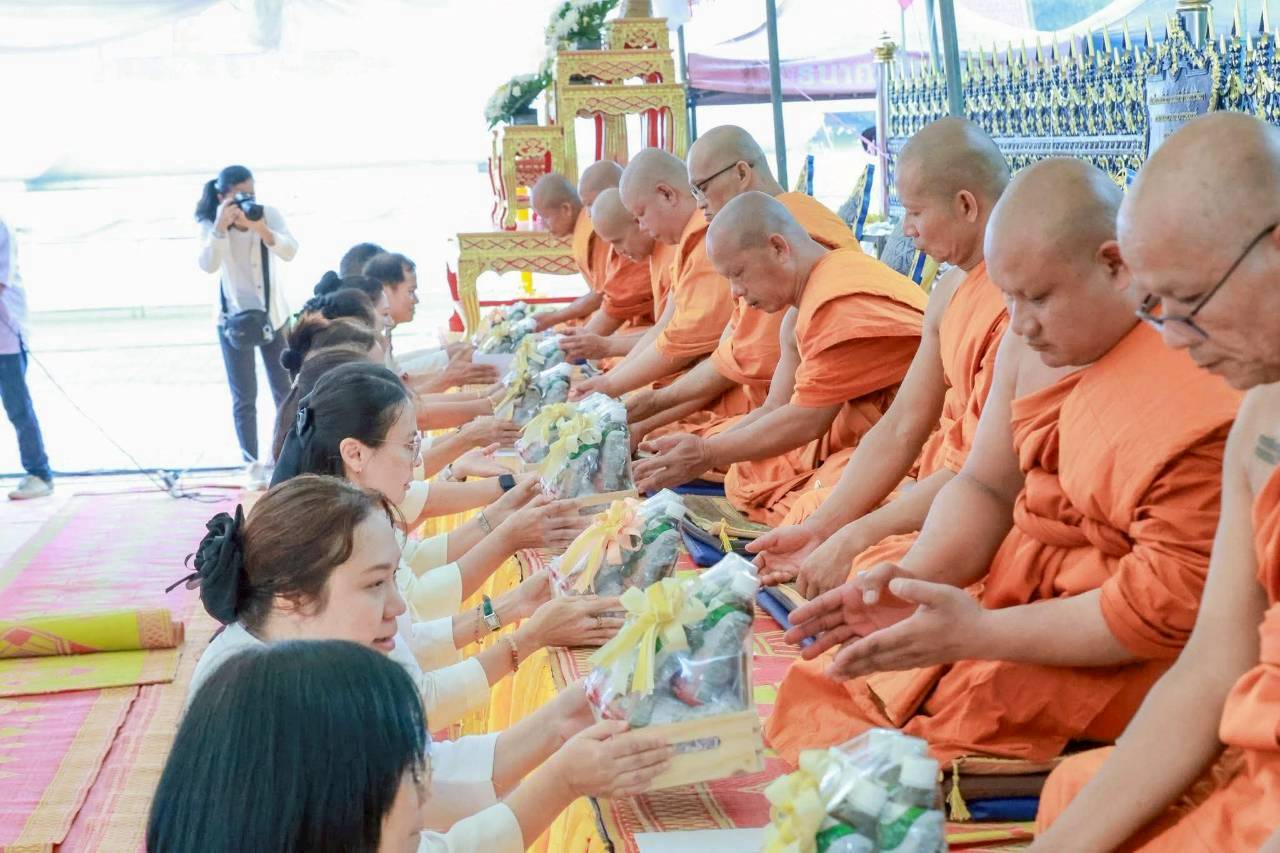 MBS ร่วมถวายผ้าห่มองค์พระธาตุนาดูน และเวียนเทียนเนื่องในวันวิสาขบูชา