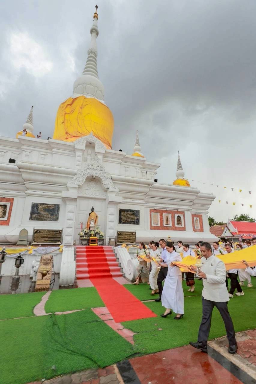 MBS ร่วมถวายผ้าห่มองค์พระธาตุนาดูน และเวียนเทียนเนื่องในวันวิสาขบูชา